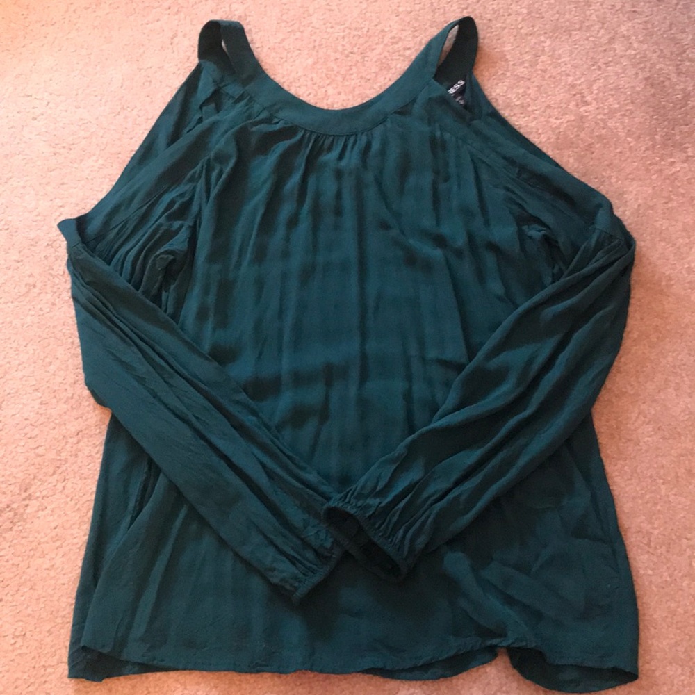 Long sleeve top, open shoulders